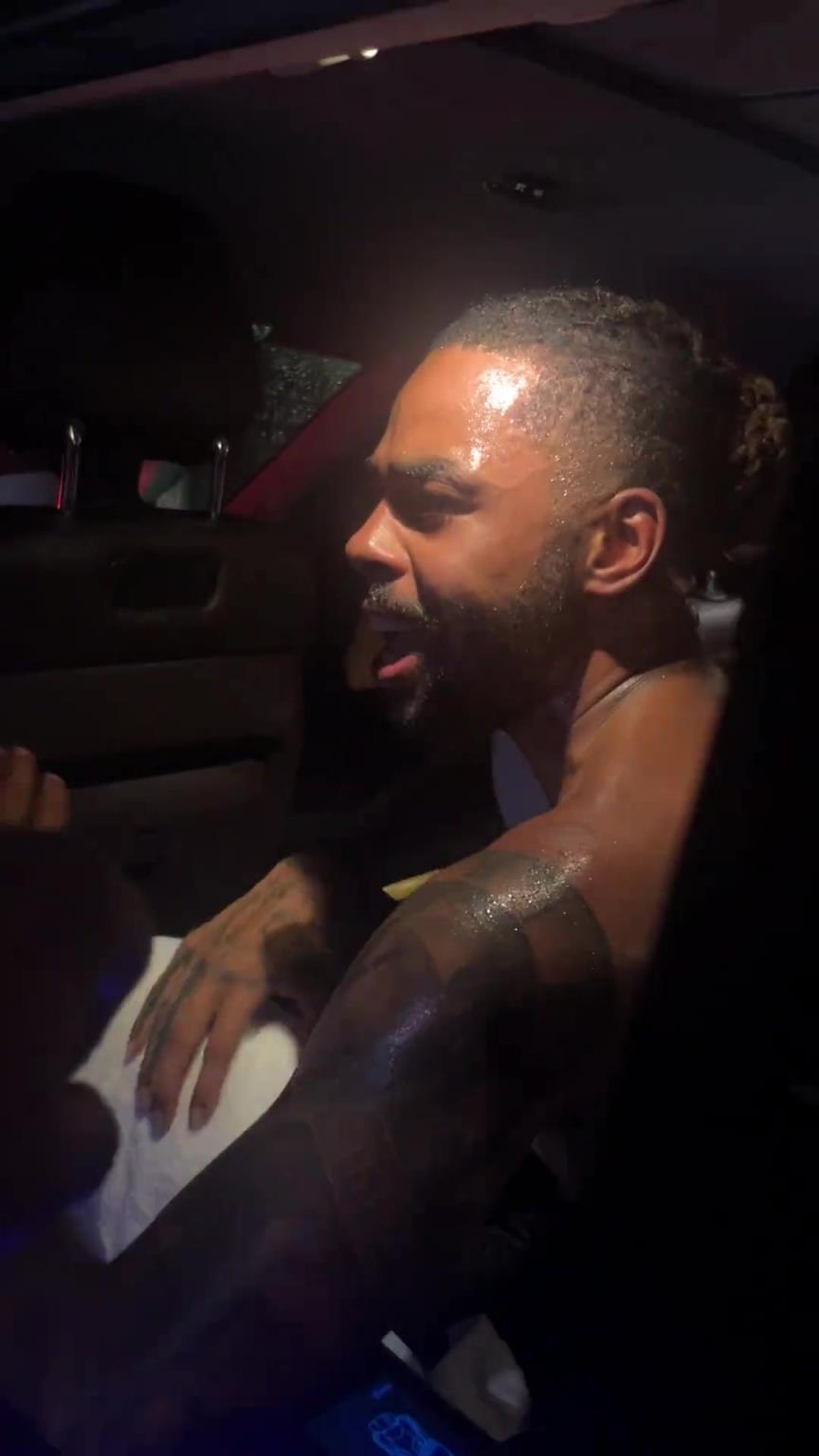 太熱情了！拉塞爾中國行坐車離開球迷們被團團圍住